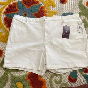 NWT White Shorts 22W- Gloria Vanderbilt